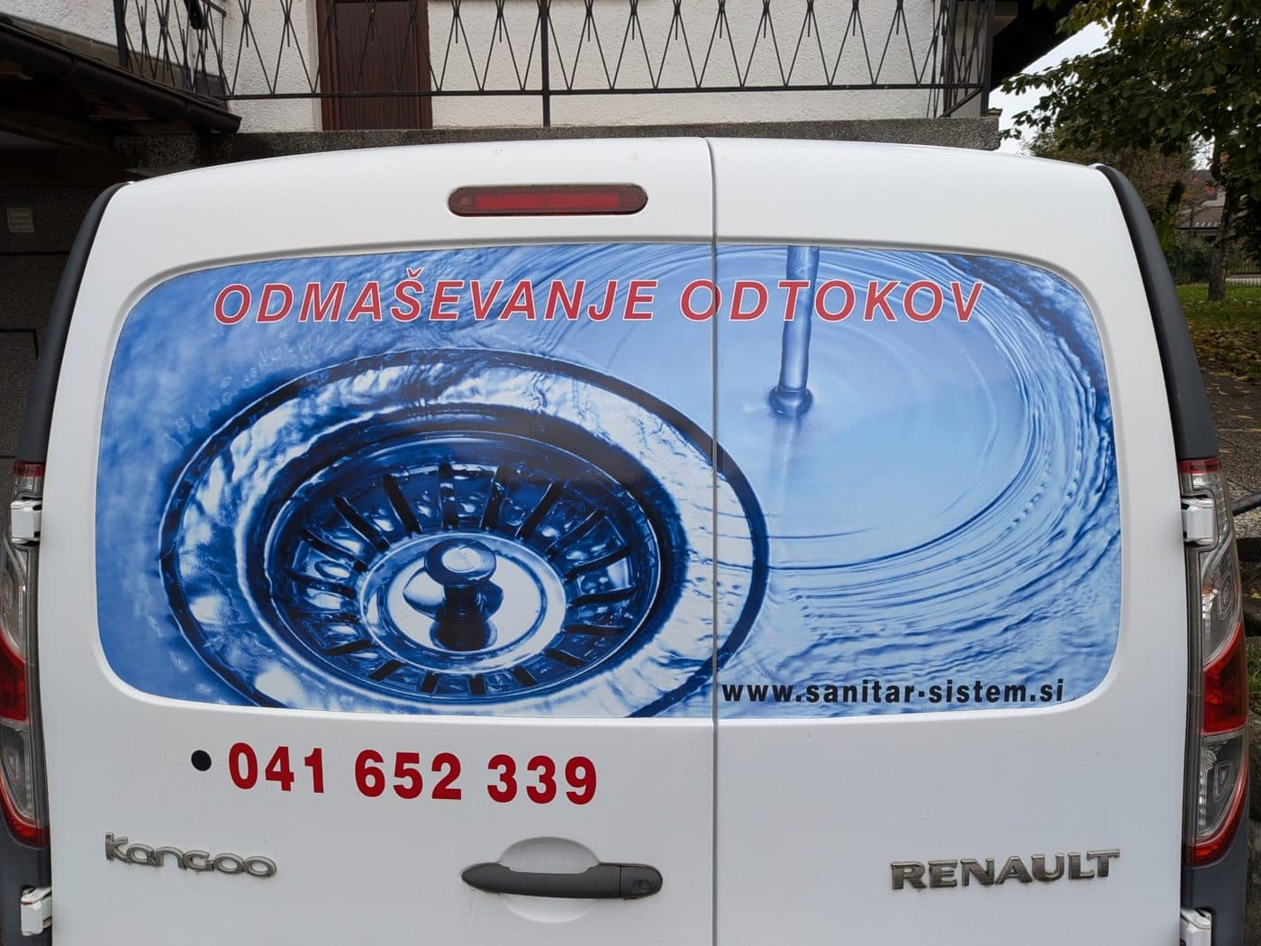 Drugo službeno vozilo z oznako podjetja, pogled od zadaj