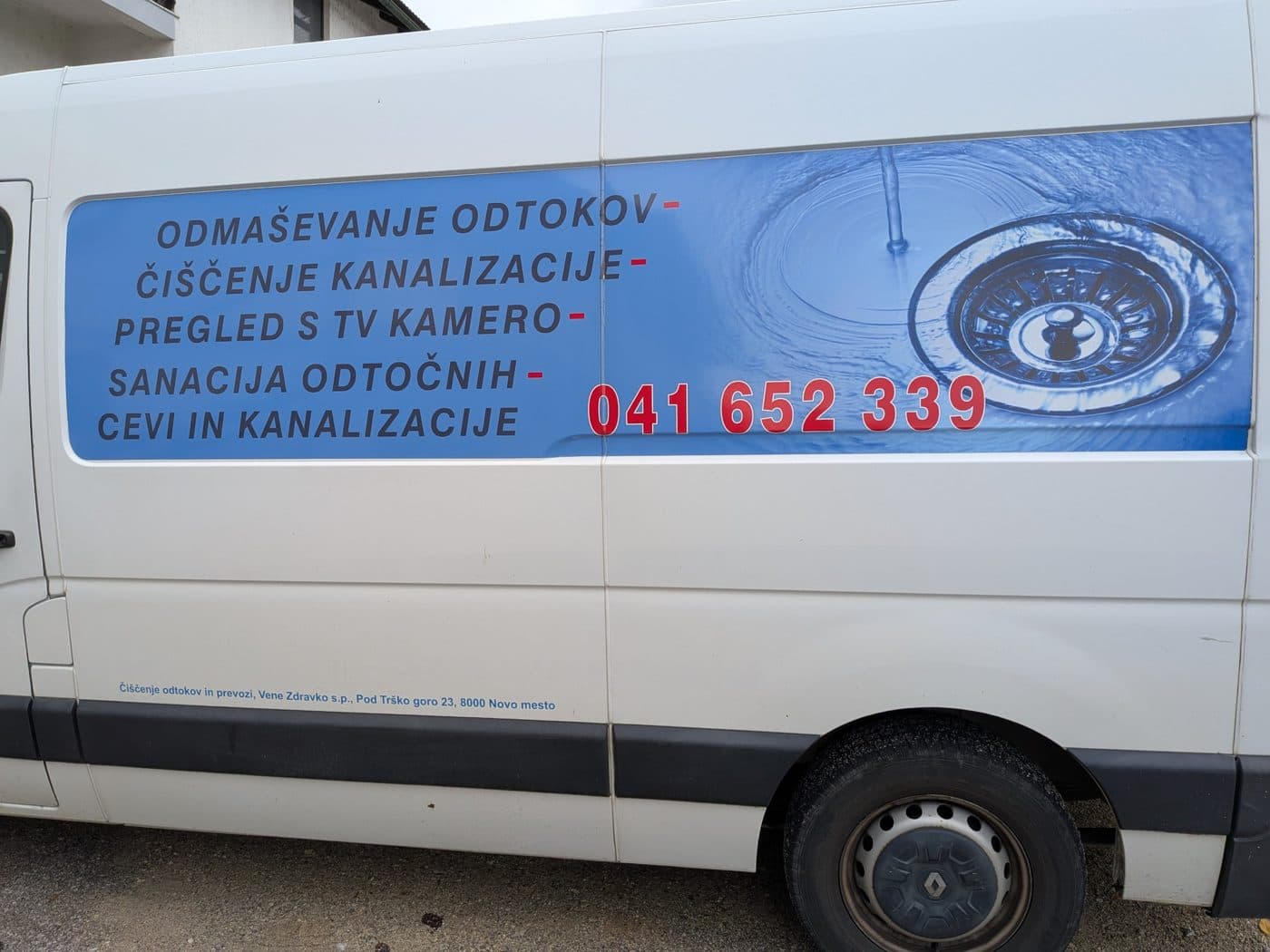 Službeni kombi za čiščenje odtokov in kanalizacije, pogled s strani