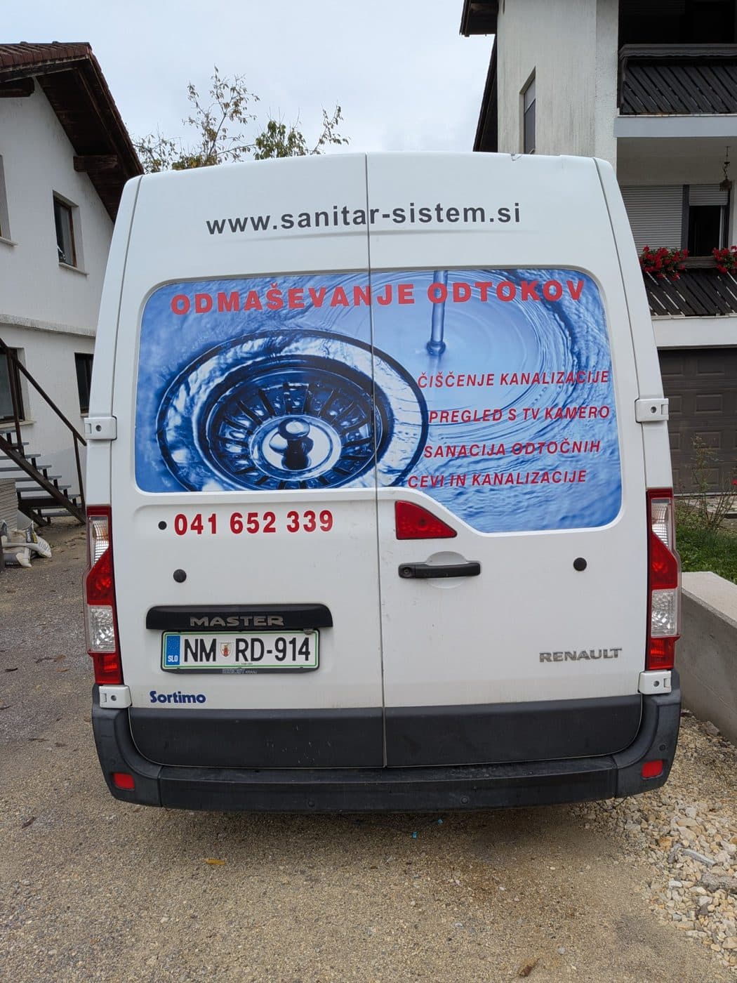 Službeni kombi s sanitarnimi storitvami, pogled od zadaj